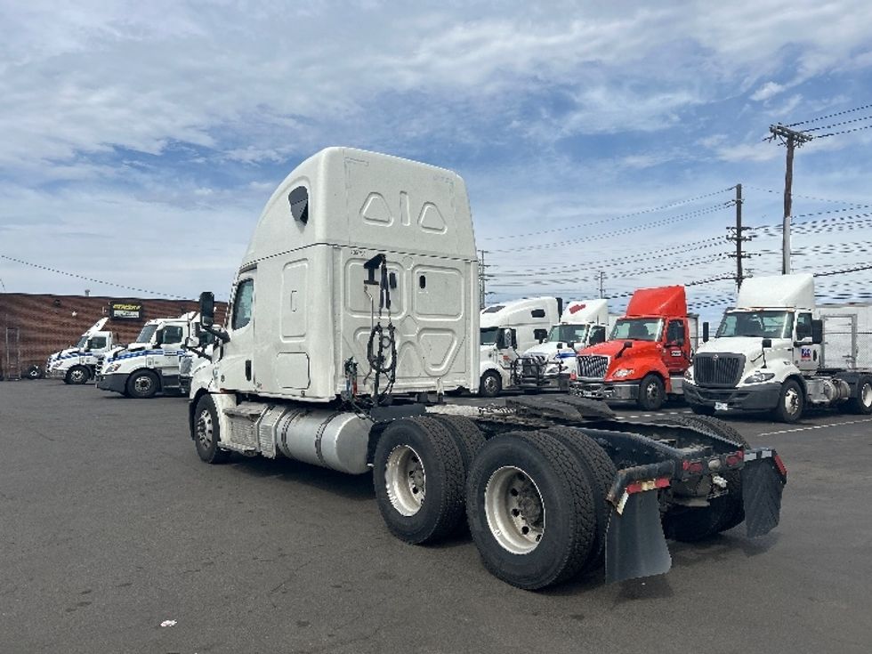 Sleeper Tractor-Heavy Duty Tractors-Freightliner-2022-T12664ST-Kearny-NJ-474,466\n\t\tmiles-$ 66,250 - Image 5