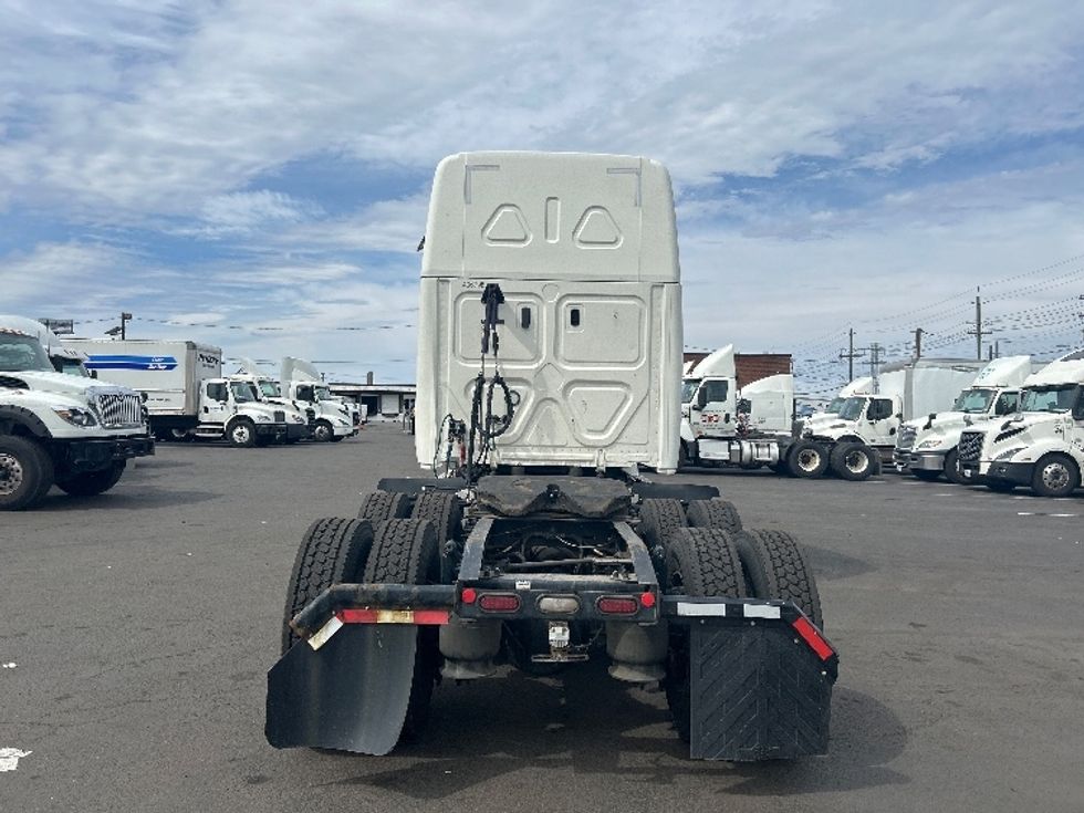 Sleeper Tractor-Heavy Duty Tractors-Freightliner-2022-T12664ST-Kearny-NJ-474,466\n\t\tmiles-$ 66,250 - Image 6