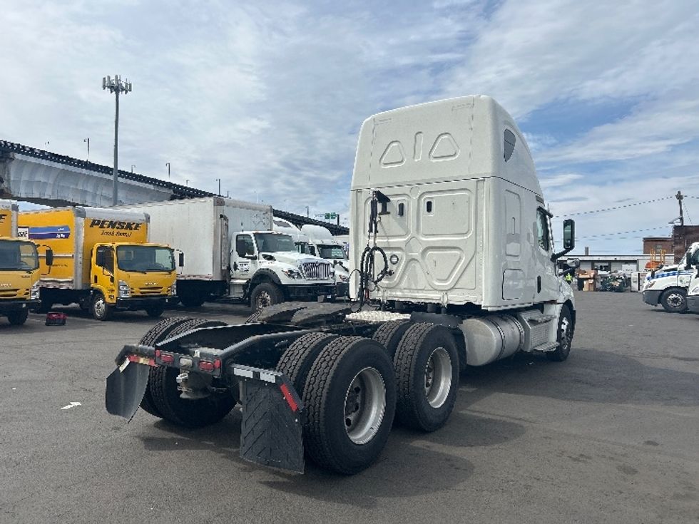 Sleeper Tractor-Heavy Duty Tractors-Freightliner-2022-T12664ST-Kearny-NJ-474,466\n\t\tmiles-$ 66,250 - Image 7