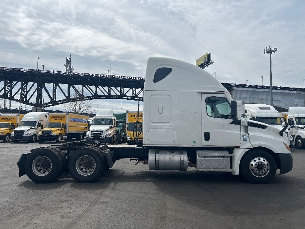 Sleeper Tractor-Heavy Duty Tractors-Freightliner-2022-T12664ST-Kearny-NJ-474,466\n\t\tmiles-$ 66,250 - Image 8