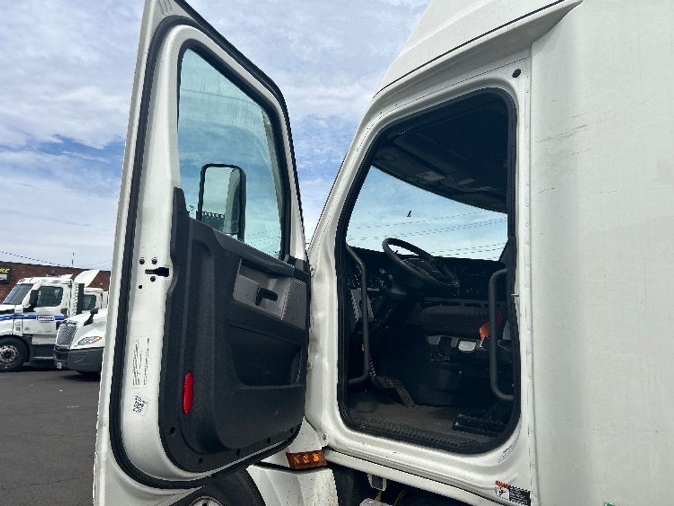 Sleeper Tractor-Heavy Duty Tractors-Freightliner-2022-T12664ST-Kearny-NJ-474,466\n\t\tmiles-$ 66,250 - Image 9