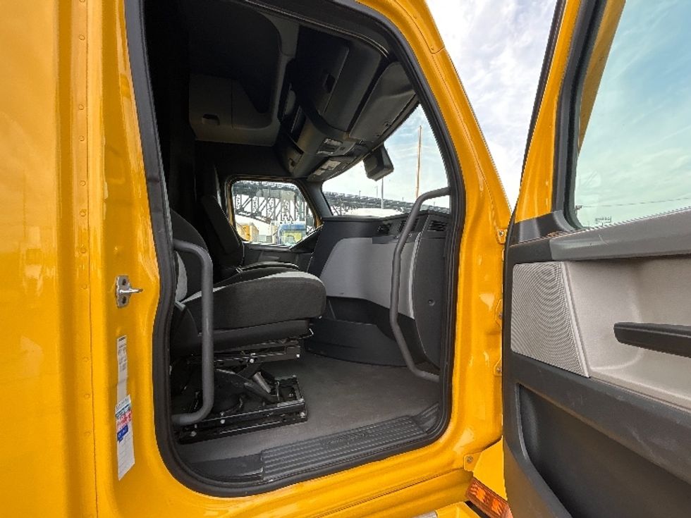 Sleeper Tractor-Heavy Duty Tractors-Freightliner-2022-T12664ST-Kearny-NJ-512,768\n\t\tmiles-$ 63,250 - Image 13