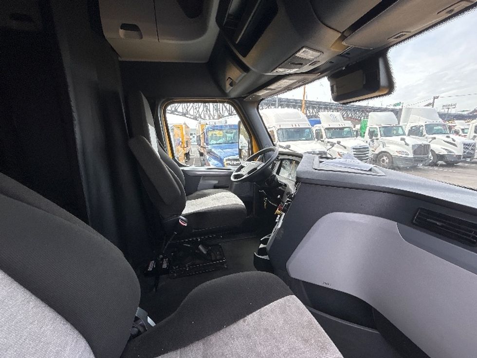 Sleeper Tractor-Heavy Duty Tractors-Freightliner-2022-T12664ST-Kearny-NJ-512,768\n\t\tmiles-$ 63,250 - Image 15