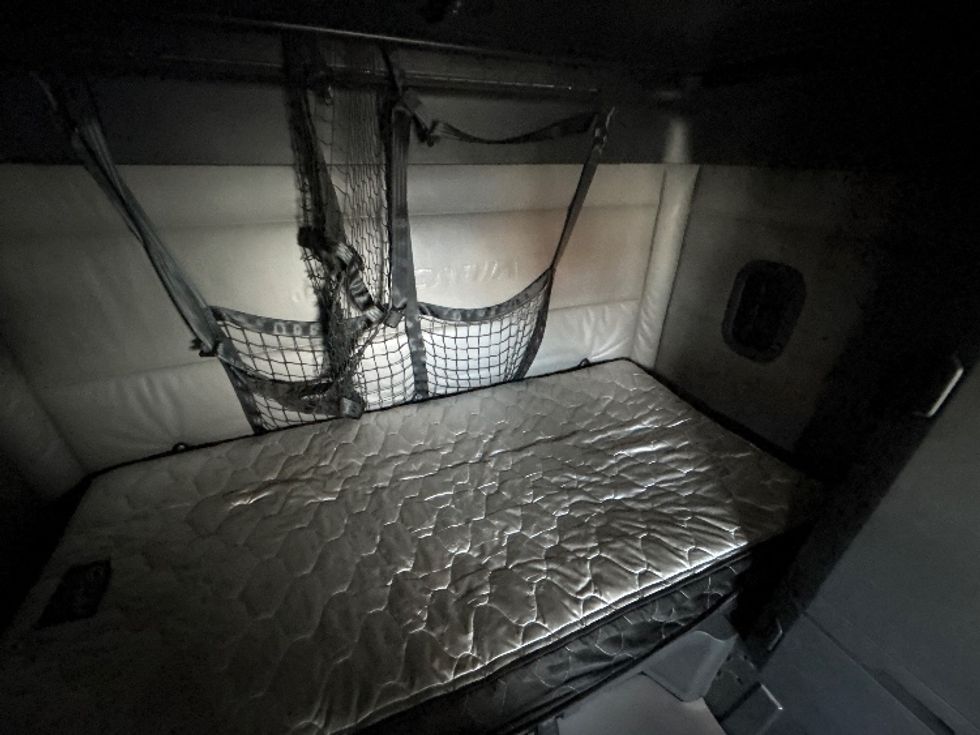 Sleeper Tractor-Heavy Duty Tractors-Freightliner-2022-T12664ST-Kearny-NJ-512,768\n\t\tmiles-$ 63,250 - Image 17