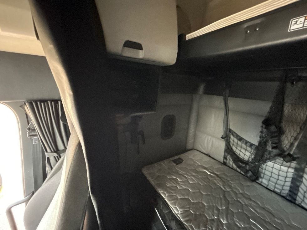 Sleeper Tractor-Heavy Duty Tractors-Freightliner-2022-T12664ST-Kearny-NJ-512,768\n\t\tmiles-$ 63,250 - Image 19