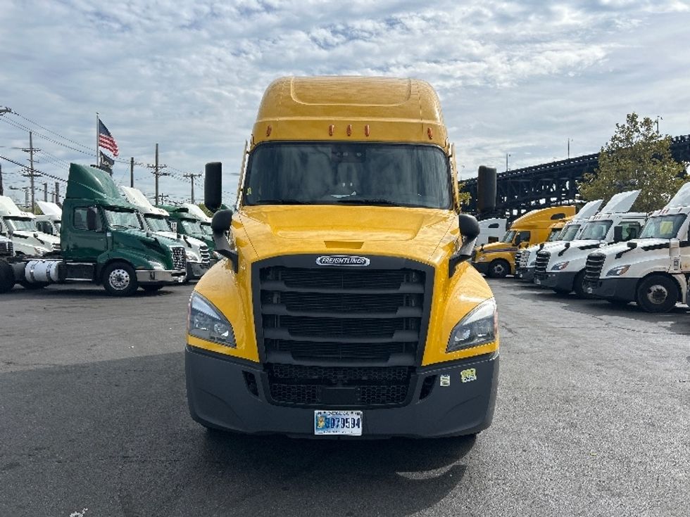2022 Freightliner Cascadia 126" Sleeper Cab photo 2