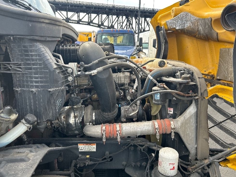 Sleeper Tractor-Heavy Duty Tractors-Freightliner-2022-T12664ST-Kearny-NJ-512,768\n\t\tmiles-$ 63,250 - Image 20