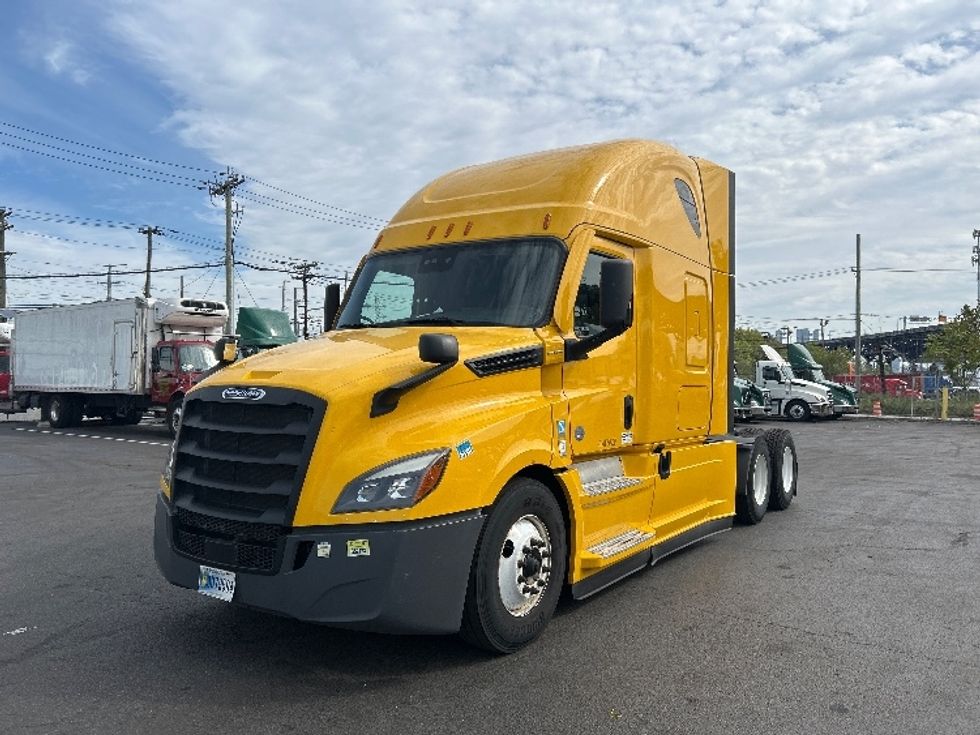 2022 Freightliner Cascadia 126" Sleeper Cab photo 3