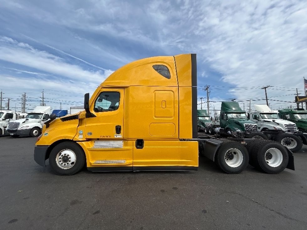 2022 Freightliner Cascadia 126" Sleeper Cab photo 4
