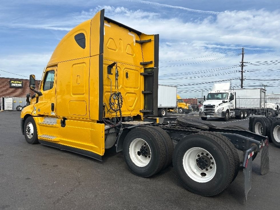 Sleeper Tractor-Heavy Duty Tractors-Freightliner-2022-T12664ST-Kearny-NJ-512,768\n\t\tmiles-$ 63,250 - Image 5