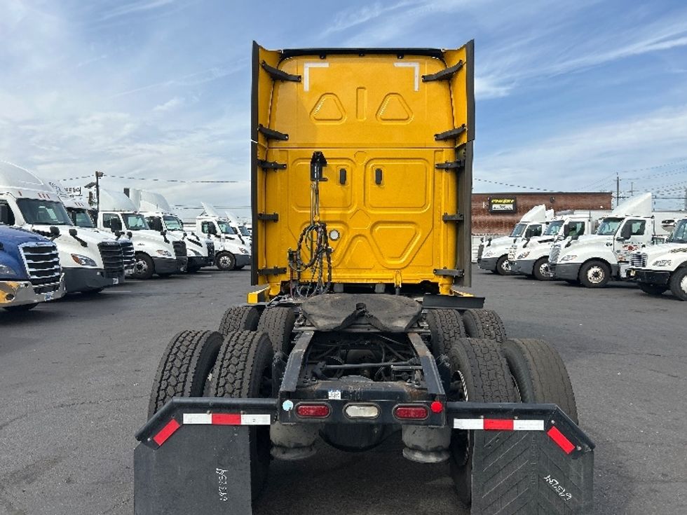 Sleeper Tractor-Heavy Duty Tractors-Freightliner-2022-T12664ST-Kearny-NJ-512,768\n\t\tmiles-$ 63,250 - Image 6