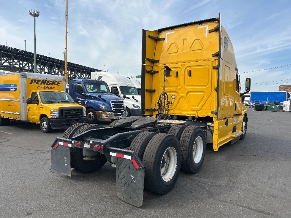 Sleeper Tractor-Heavy Duty Tractors-Freightliner-2022-T12664ST-Kearny-NJ-512,768\n\t\tmiles-$ 63,250 - Image 7