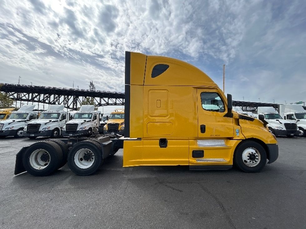 Sleeper Tractor-Heavy Duty Tractors-Freightliner-2022-T12664ST-Kearny-NJ-512,768\n\t\tmiles-$ 63,250 - Image 8