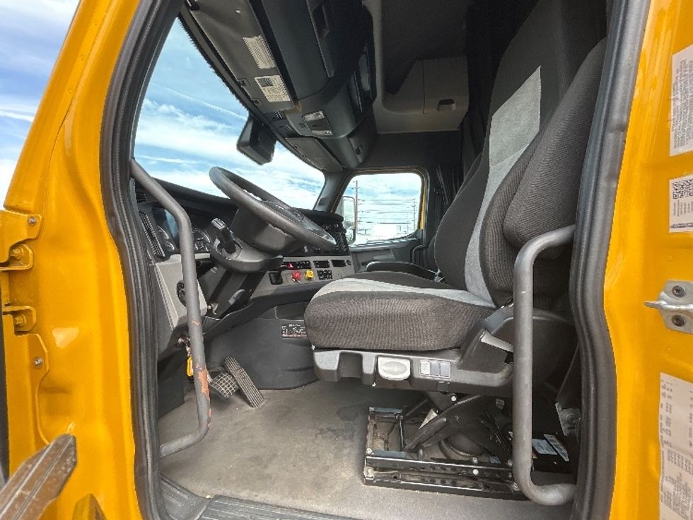 Sleeper Tractor-Heavy Duty Tractors-Freightliner-2022-T12664ST-Kearny-NJ-512,768\n\t\tmiles-$ 63,250 - Image 9