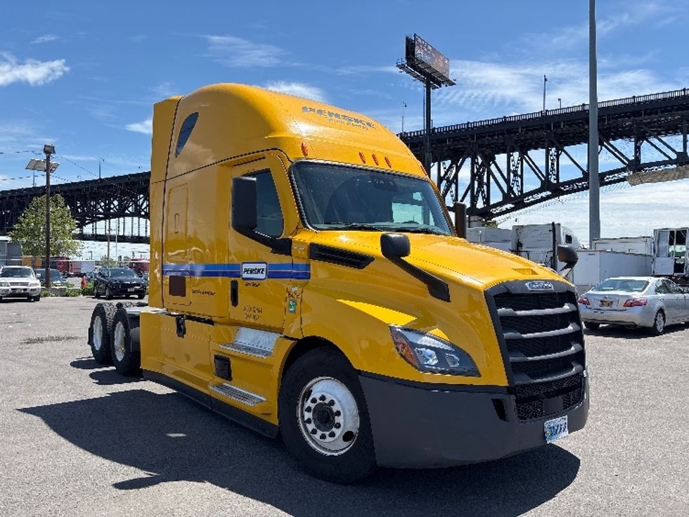 Sleeper Tractor-Heavy Duty Tractors-Freightliner-2022-T12664ST-Kearny-NJ-535,276\n\t\tmiles-$ 57,250 - Image 1