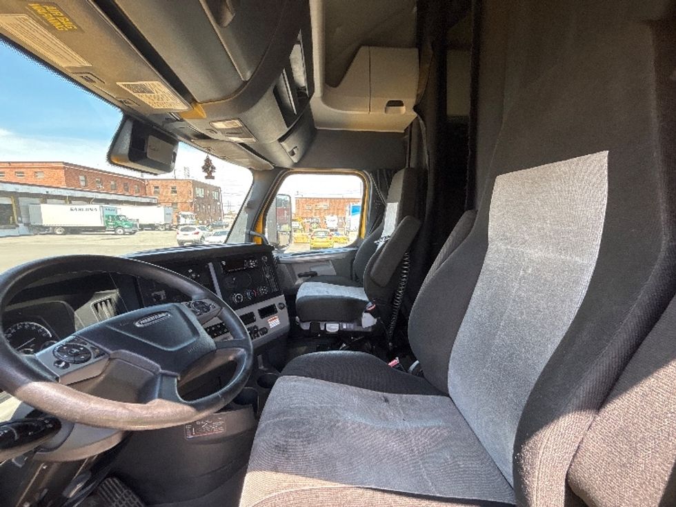 Sleeper Tractor-Heavy Duty Tractors-Freightliner-2022-T12664ST-Kearny-NJ-535,276\n\t\tmiles-$ 57,250 - Image 10