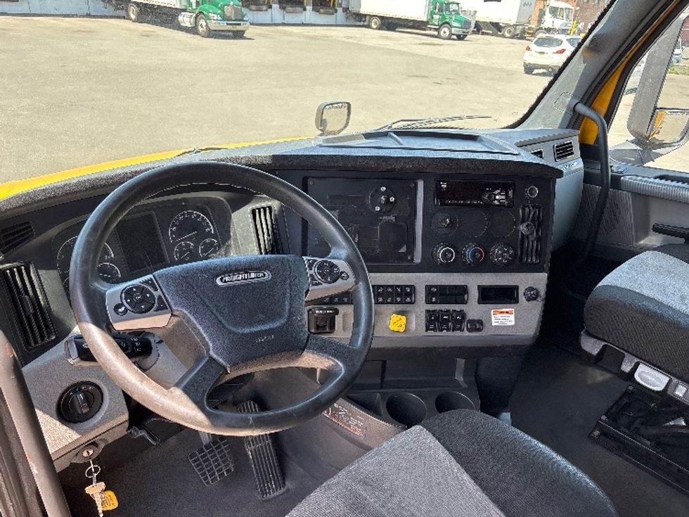 Sleeper Tractor-Heavy Duty Tractors-Freightliner-2022-T12664ST-Kearny-NJ-535,276\n\t\tmiles-$ 57,250 - Image 11