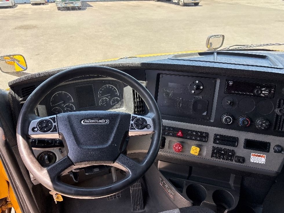 Sleeper Tractor-Heavy Duty Tractors-Freightliner-2022-T12664ST-Kearny-NJ-535,276\n\t\tmiles-$ 57,250 - Image 12
