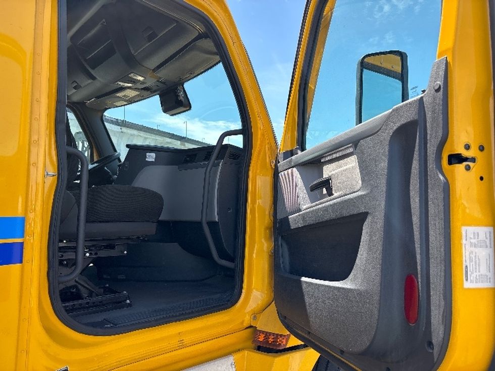 Sleeper Tractor-Heavy Duty Tractors-Freightliner-2022-T12664ST-Kearny-NJ-535,276\n\t\tmiles-$ 57,250 - Image 13
