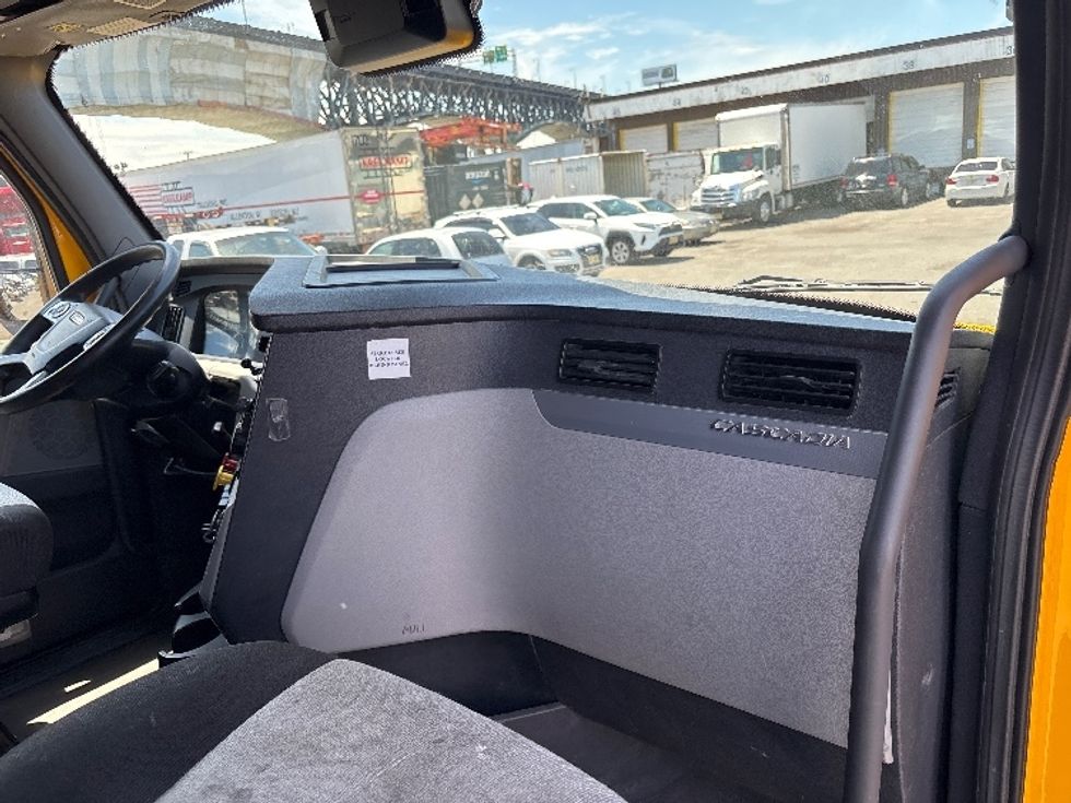 Sleeper Tractor-Heavy Duty Tractors-Freightliner-2022-T12664ST-Kearny-NJ-535,276\n\t\tmiles-$ 57,250 - Image 14
