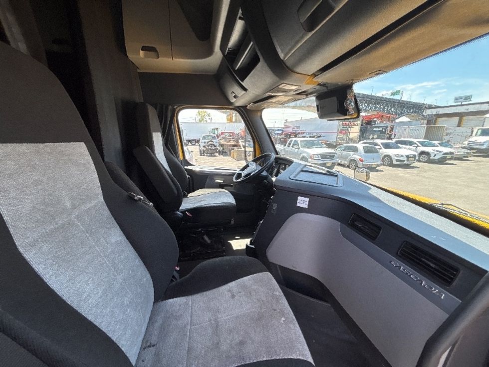 Sleeper Tractor-Heavy Duty Tractors-Freightliner-2022-T12664ST-Kearny-NJ-535,276\n\t\tmiles-$ 57,250 - Image 15