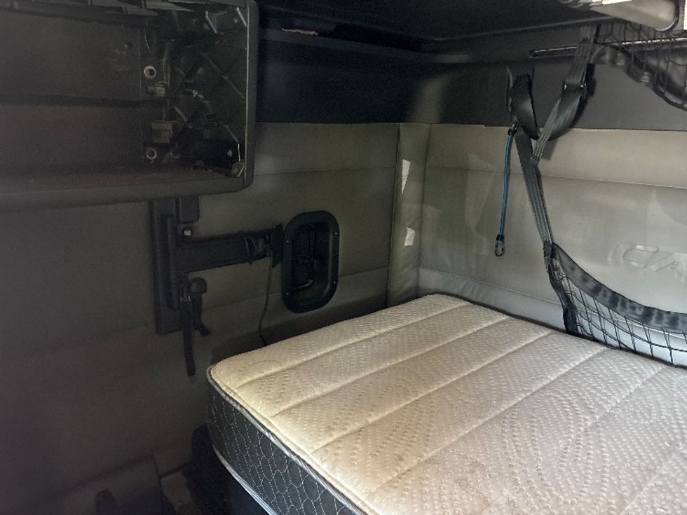 Sleeper Tractor-Heavy Duty Tractors-Freightliner-2022-T12664ST-Kearny-NJ-535,276\n\t\tmiles-$ 57,250 - Image 19