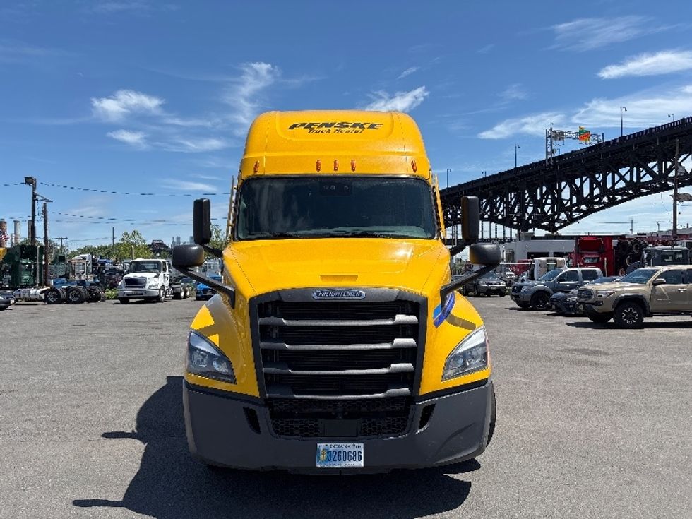 Sleeper Tractor-Heavy Duty Tractors-Freightliner-2022-T12664ST-Kearny-NJ-535,276\n\t\tmiles-$ 57,250 - Image 2