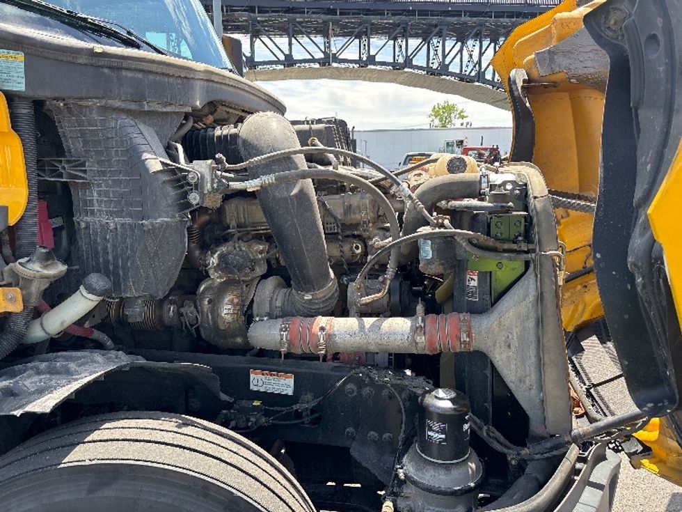 Sleeper Tractor-Heavy Duty Tractors-Freightliner-2022-T12664ST-Kearny-NJ-535,276\n\t\tmiles-$ 57,250 - Image 22