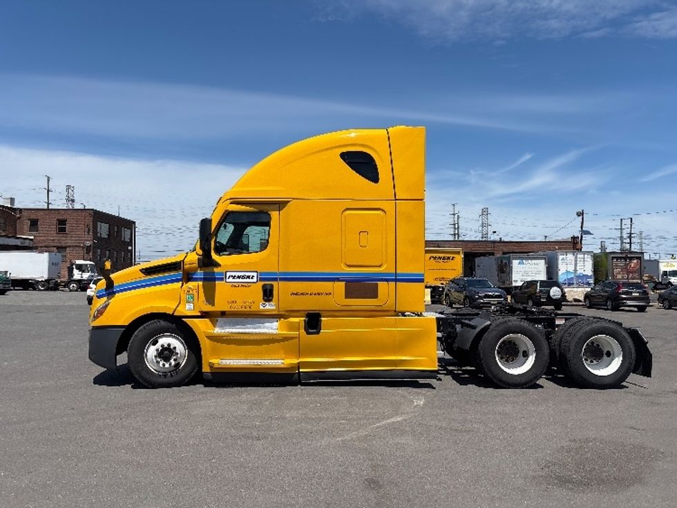 Sleeper Tractor-Heavy Duty Tractors-Freightliner-2022-T12664ST-Kearny-NJ-535,276\n\t\tmiles-$ 57,250 - Image 4