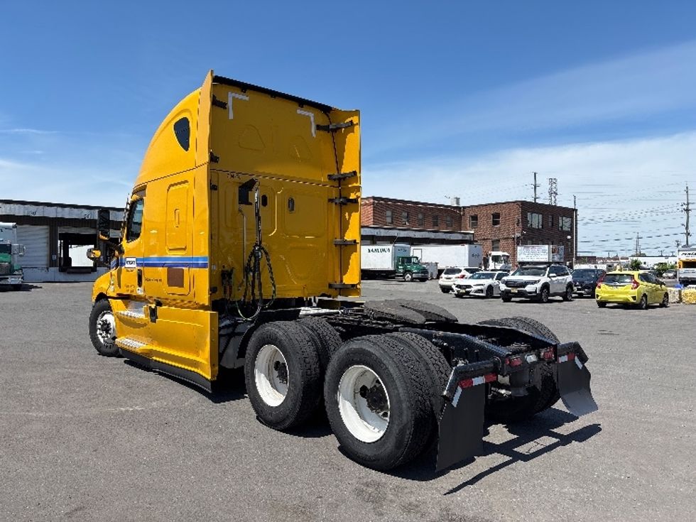 Sleeper Tractor-Heavy Duty Tractors-Freightliner-2022-T12664ST-Kearny-NJ-535,276\n\t\tmiles-$ 57,250 - Image 5
