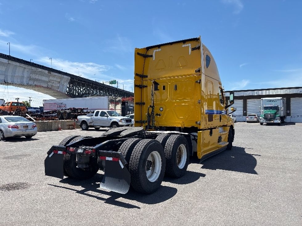 Sleeper Tractor-Heavy Duty Tractors-Freightliner-2022-T12664ST-Kearny-NJ-535,276\n\t\tmiles-$ 57,250 - Image 7