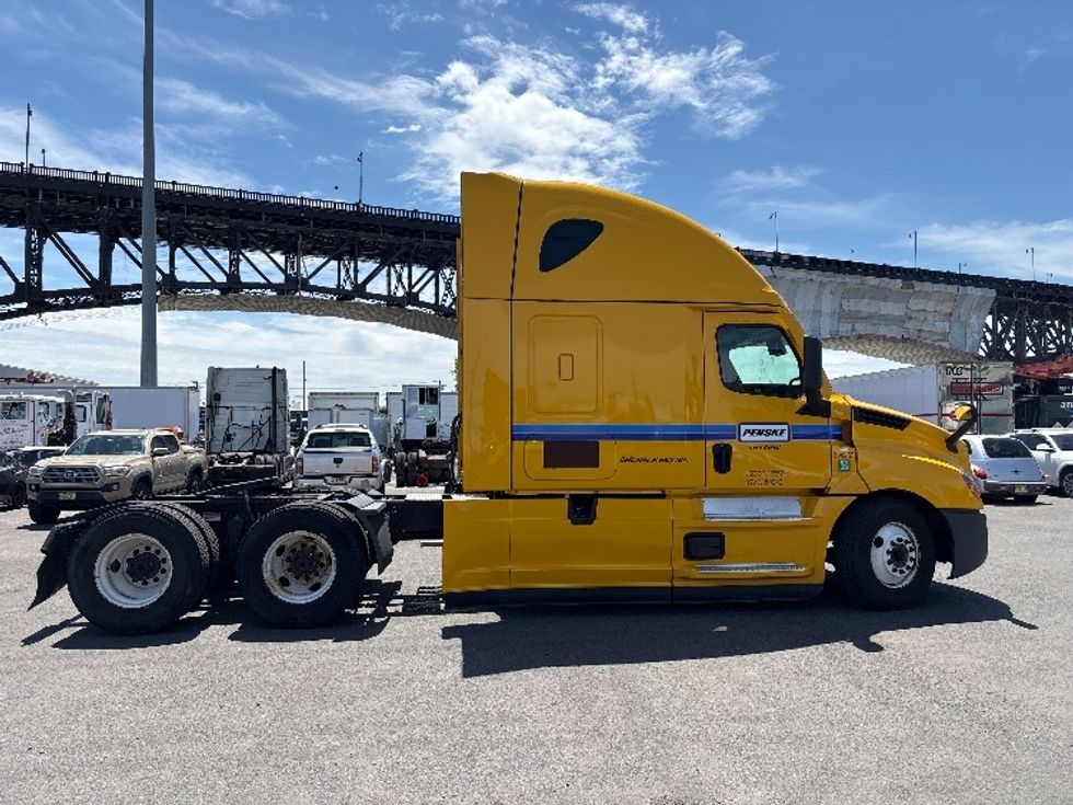 Sleeper Tractor-Heavy Duty Tractors-Freightliner-2022-T12664ST-Kearny-NJ-535,276\n\t\tmiles-$ 57,250 - Image 8