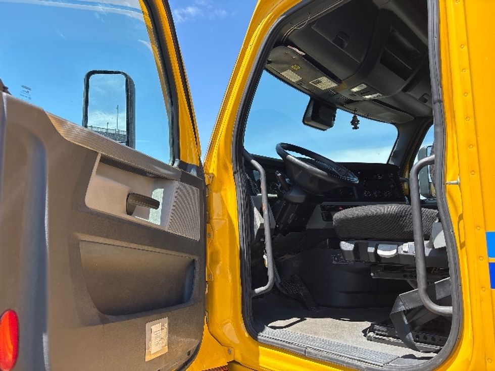 Sleeper Tractor-Heavy Duty Tractors-Freightliner-2022-T12664ST-Kearny-NJ-535,276\n\t\tmiles-$ 57,250 - Image 9