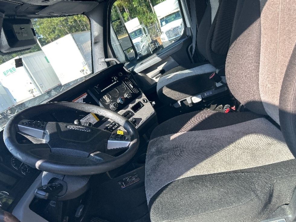 Sleeper Tractor-Heavy Duty Tractors-Freightliner-2022-T12664ST-Kennesaw-GA-523,055\n\t\tmiles-$ 68,750 - Image 10
