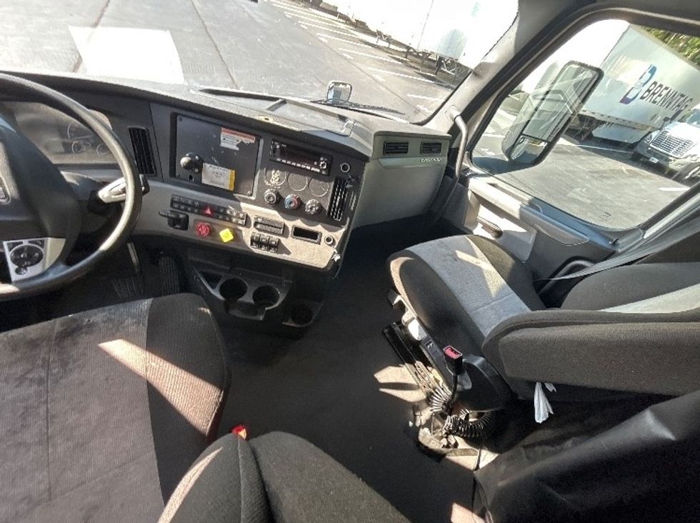 Sleeper Tractor-Heavy Duty Tractors-Freightliner-2022-T12664ST-Kennesaw-GA-523,055\n\t\tmiles-$ 68,750 - Image 12