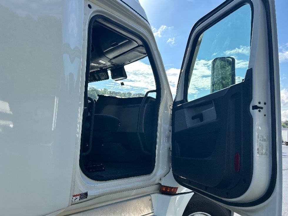 Sleeper Tractor-Heavy Duty Tractors-Freightliner-2022-T12664ST-Kennesaw-GA-523,055\n\t\tmiles-$ 68,750 - Image 13