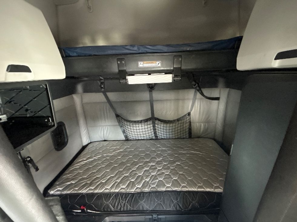 Sleeper Tractor-Heavy Duty Tractors-Freightliner-2022-T12664ST-Kennesaw-GA-523,055\n\t\tmiles-$ 68,750 - Image 16