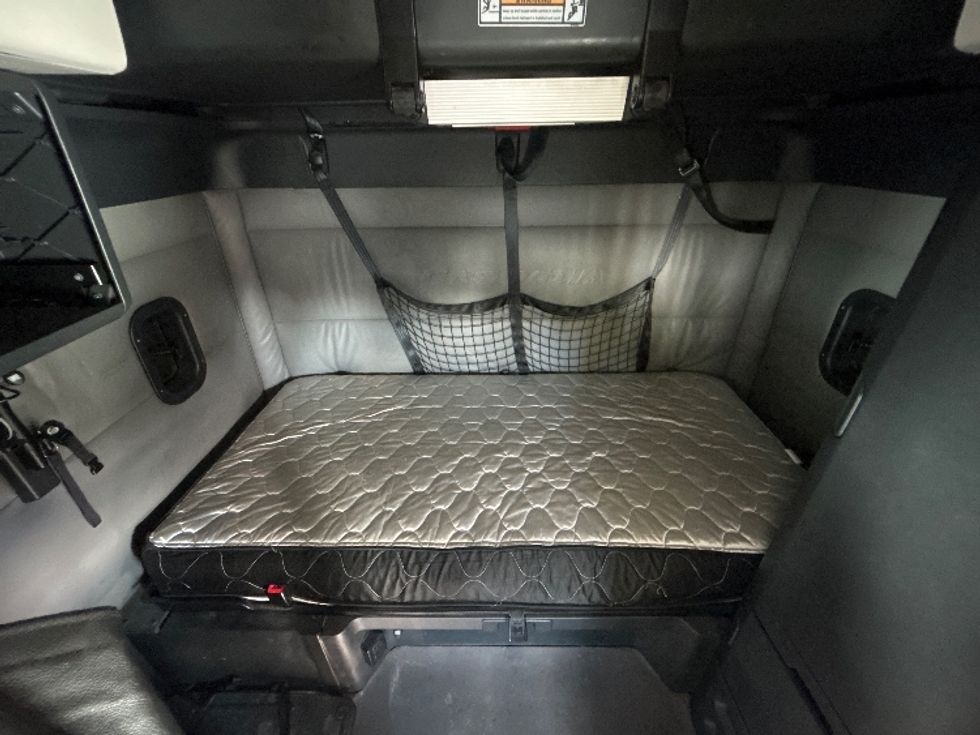 Sleeper Tractor-Heavy Duty Tractors-Freightliner-2022-T12664ST-Kennesaw-GA-523,055\n\t\tmiles-$ 68,750 - Image 17