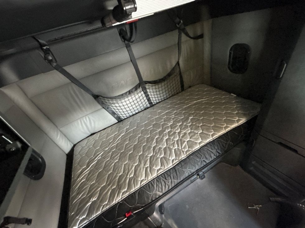 Sleeper Tractor-Heavy Duty Tractors-Freightliner-2022-T12664ST-Kennesaw-GA-523,055\n\t\tmiles-$ 68,750 - Image 18