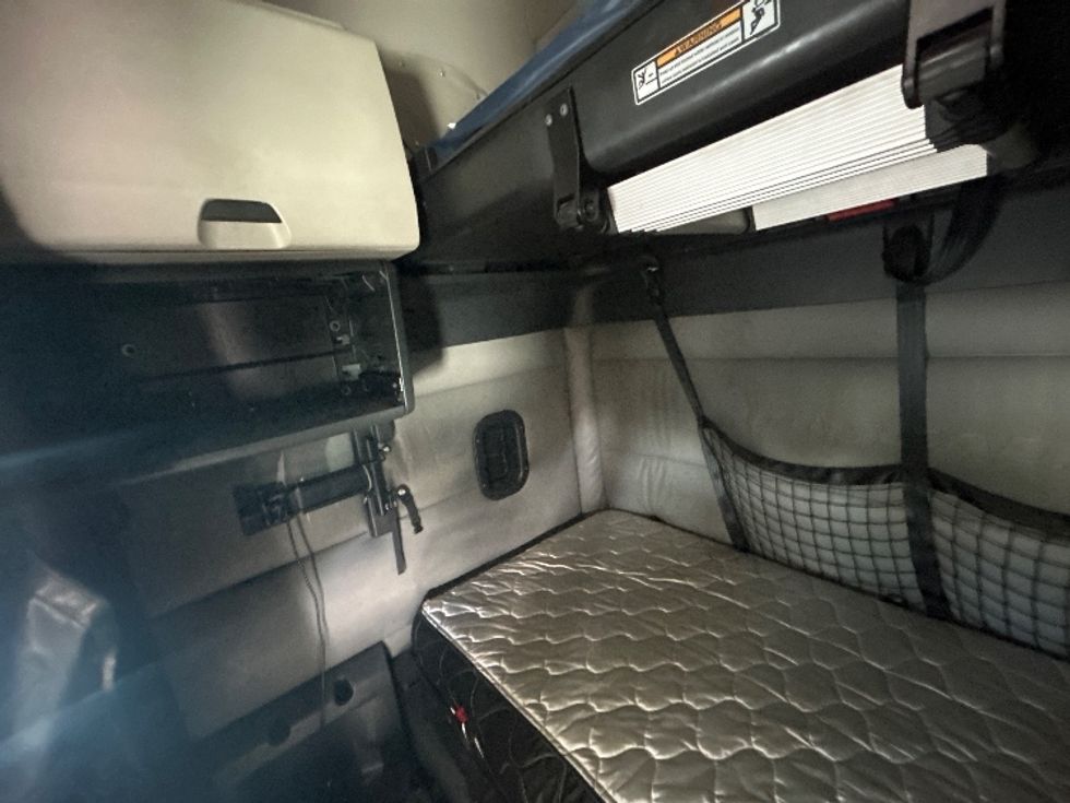 Sleeper Tractor-Heavy Duty Tractors-Freightliner-2022-T12664ST-Kennesaw-GA-523,055\n\t\tmiles-$ 68,750 - Image 19