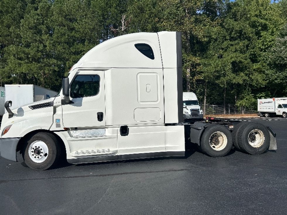 Sleeper Tractor-Heavy Duty Tractors-Freightliner-2022-T12664ST-Kennesaw-GA-523,055\n\t\tmiles-$ 68,750 - Image 4
