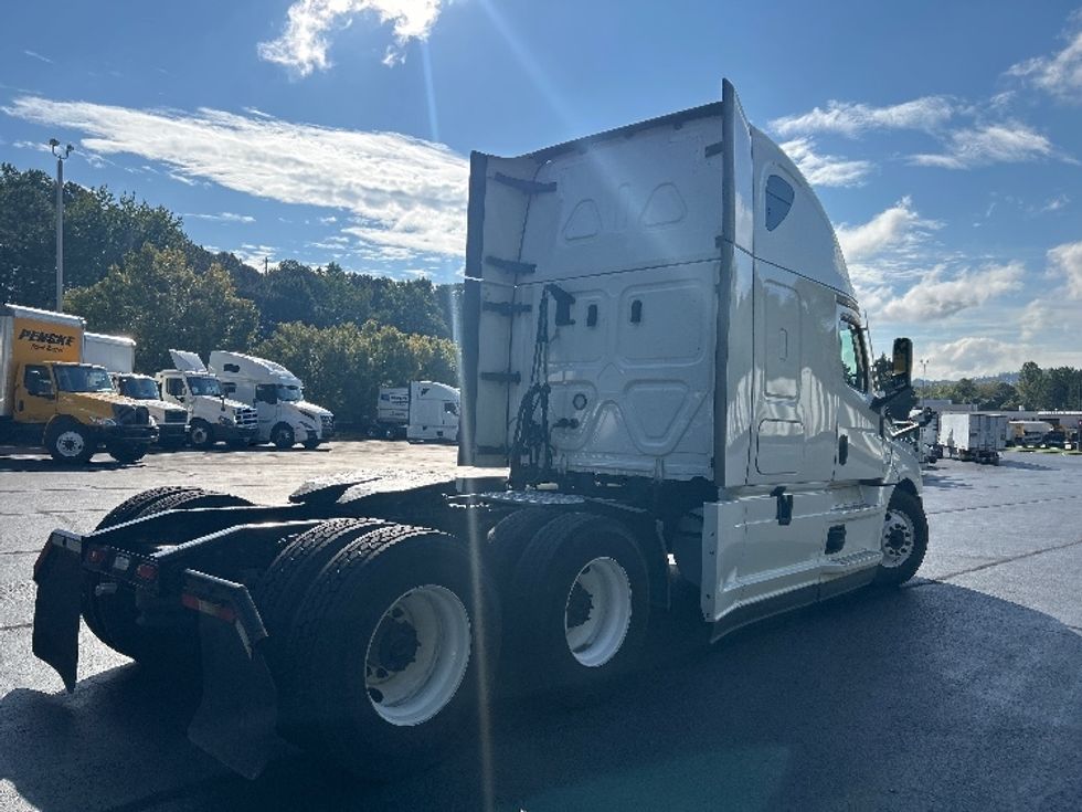 Sleeper Tractor-Heavy Duty Tractors-Freightliner-2022-T12664ST-Kennesaw-GA-523,055\n\t\tmiles-$ 68,750 - Image 7