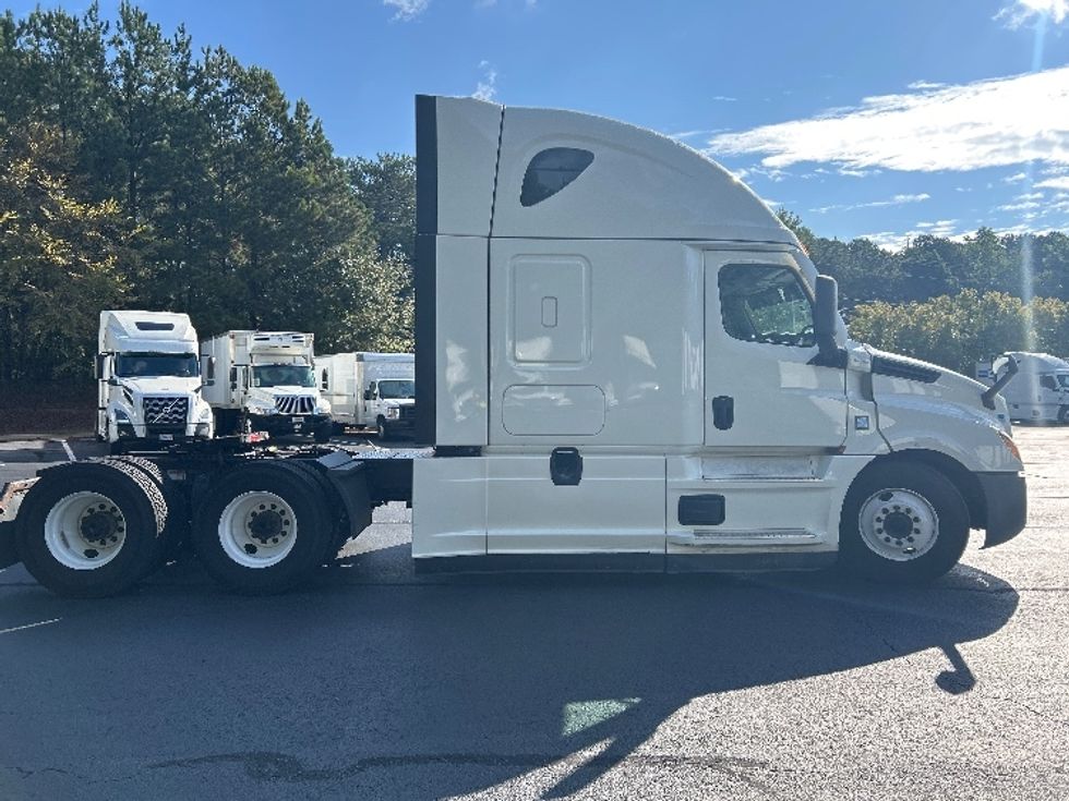 Sleeper Tractor-Heavy Duty Tractors-Freightliner-2022-T12664ST-Kennesaw-GA-523,055\n\t\tmiles-$ 68,750 - Image 8