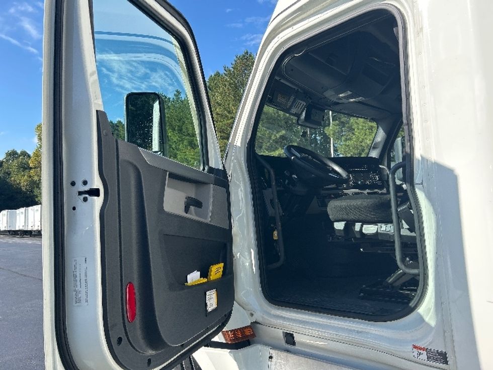 Sleeper Tractor-Heavy Duty Tractors-Freightliner-2022-T12664ST-Kennesaw-GA-523,055\n\t\tmiles-$ 68,750 - Image 9