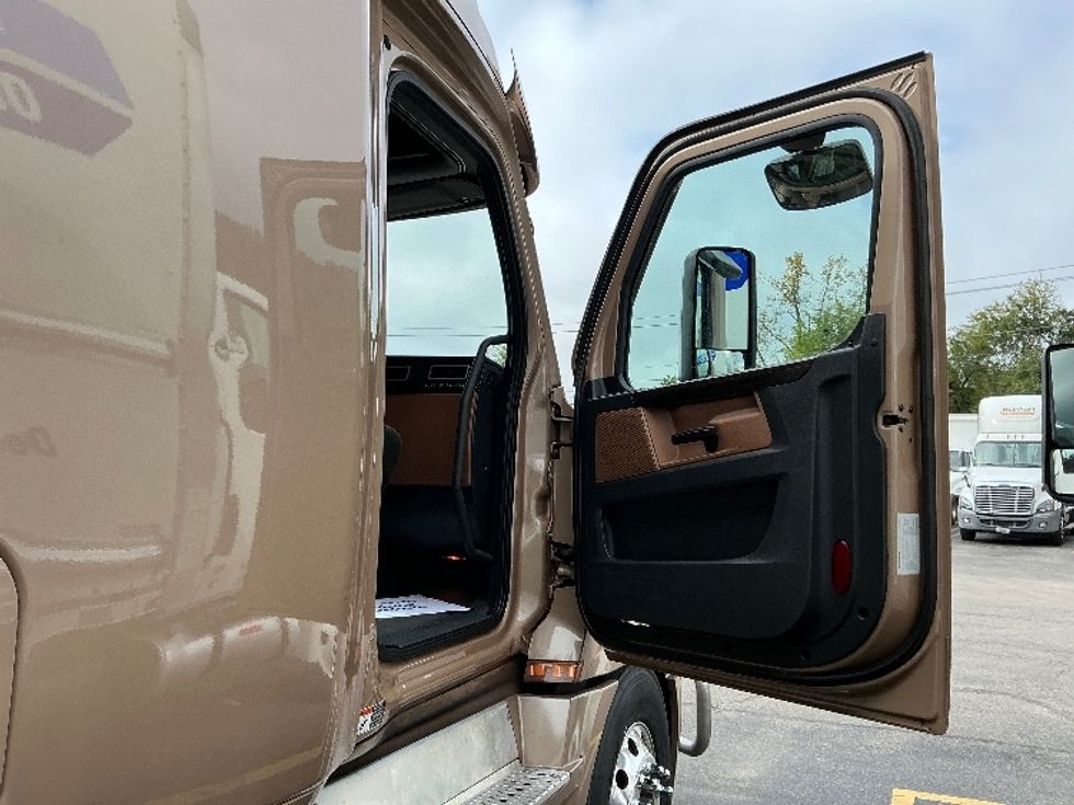 Sleeper Tractor-Heavy Duty Tractors-Freightliner-2022-T12664ST-Knoxville-TN-478,999\n\t\tmiles-$ 71,750 - Image 13