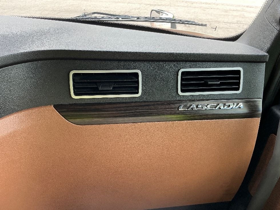 Sleeper Tractor-Heavy Duty Tractors-Freightliner-2022-T12664ST-Knoxville-TN-478,999\n\t\tmiles-$ 71,750 - Image 14