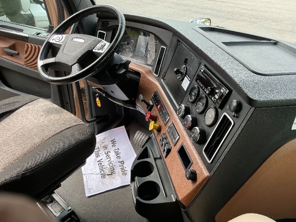 Sleeper Tractor-Heavy Duty Tractors-Freightliner-2022-T12664ST-Knoxville-TN-478,999\n\t\tmiles-$ 71,750 - Image 15
