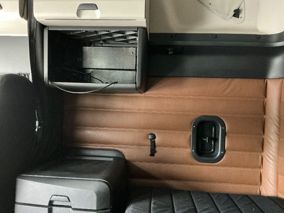 Sleeper Tractor-Heavy Duty Tractors-Freightliner-2022-T12664ST-Knoxville-TN-478,999\n\t\tmiles-$ 71,750 - Image 19