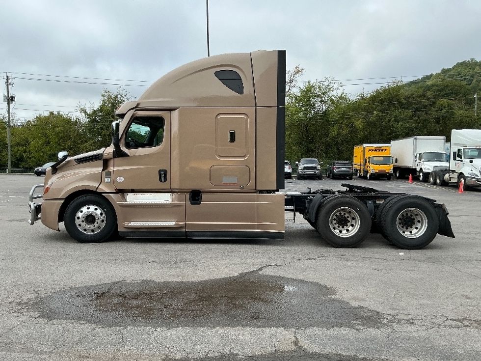 Sleeper Tractor-Heavy Duty Tractors-Freightliner-2022-T12664ST-Knoxville-TN-478,999\n\t\tmiles-$ 71,750 - Image 4