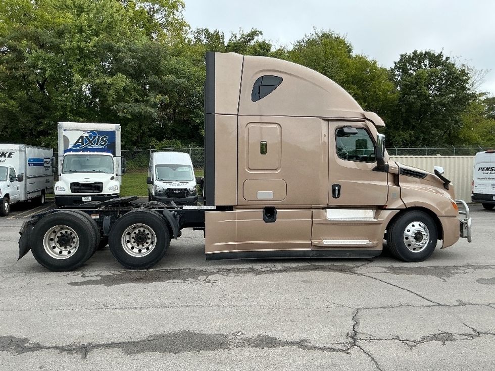 Sleeper Tractor-Heavy Duty Tractors-Freightliner-2022-T12664ST-Knoxville-TN-478,999\n\t\tmiles-$ 71,750 - Image 8